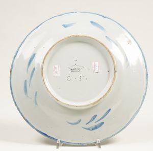 Piatto.<BR>Albisola, probabilmente Manifattura Conrado, 1700 circa.  - Asta Maioliche e Porcellane da Collezione - Associazione Nazionale - Case d'Asta italiane