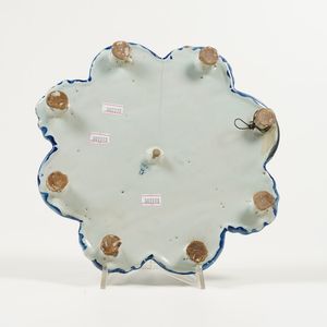 Vassoio polilobato.<BR>Savona, fine del XVII secolo.  - Asta Maioliche e Porcellane da Collezione - Associazione Nazionale - Case d'Asta italiane