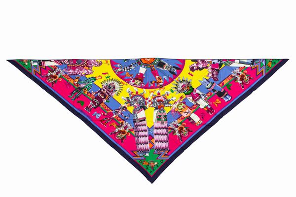 Hermès : Foulard Triangle Grande Kachinas  - Asta Luxury Fashion - Associazione Nazionale - Case d'Asta italiane