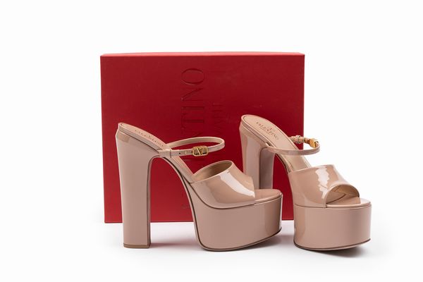 Valentino Garavani : Paio di sandali con zeppa  - Asta Luxury Fashion - Associazione Nazionale - Case d'Asta italiane