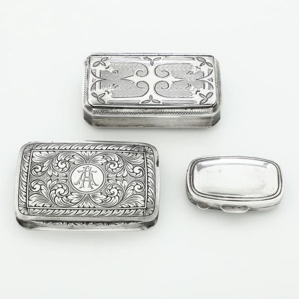 Due scatole e porta pillole. Differenti argenterie del XX secolo  - Asta Argenti - Associazione Nazionale - Case d'Asta italiane
