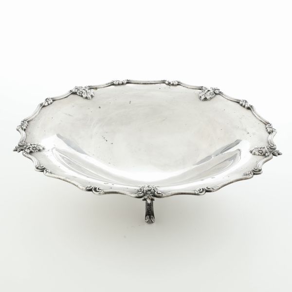 Centrotavola. Argenteria milanese del XX secolo, bollo dell'argentiere consunto  - Asta Argenti - Associazione Nazionale - Case d'Asta italiane