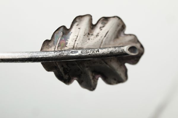 Undici cucchiai in argento e due posate da portata. Argenteria italiana del XX secolo  - Asta Argenti - Associazione Nazionale - Case d'Asta italiane