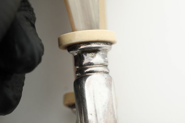 Undici cucchiai in argento e due posate da portata. Argenteria italiana del XX secolo  - Asta Argenti - Associazione Nazionale - Case d'Asta italiane