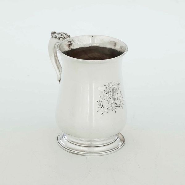 Mug. Argento fuso, sbalzato e cesellato. Londra 1775, Argentiere JS (non identificato)  - Asta Argenti - Associazione Nazionale - Case d'Asta italiane