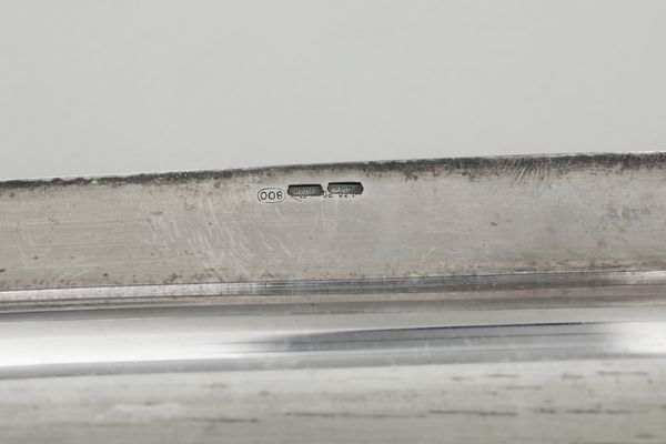 Vassoio biansato. Argenteria milanese del XX-XXI secolo. Argentiere Dabbene  - Asta Argenti - Associazione Nazionale - Case d'Asta italiane