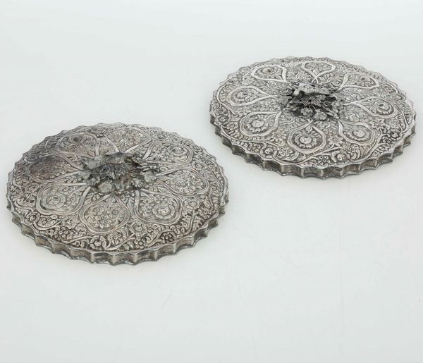 Due specchi in argento inciso XX secolo  - Asta Argenti - Associazione Nazionale - Case d'Asta italiane