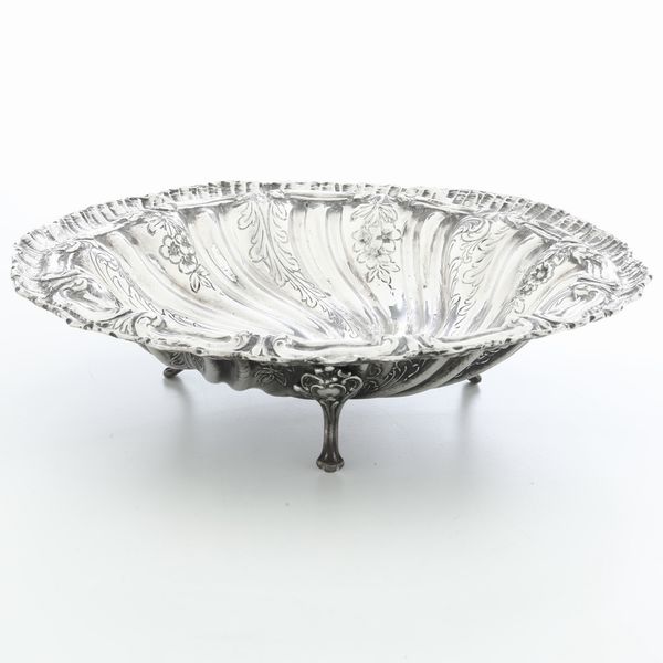 Due centrotavola. Argenteria italiana della prima metà del XX secolo, una argentiere Miracoli, Milano  - Asta Argenti - Associazione Nazionale - Case d'Asta italiane