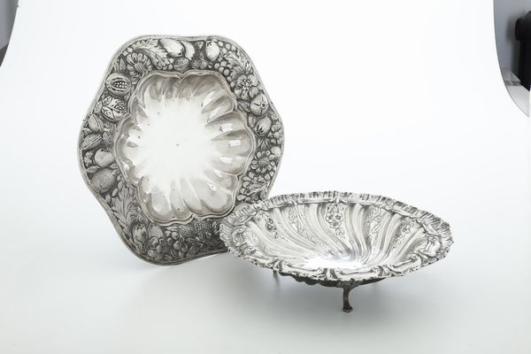 Due centrotavola. Argenteria italiana della prima metà del XX secolo, una argentiere Miracoli, Milano  - Asta Argenti - Associazione Nazionale - Case d'Asta italiane