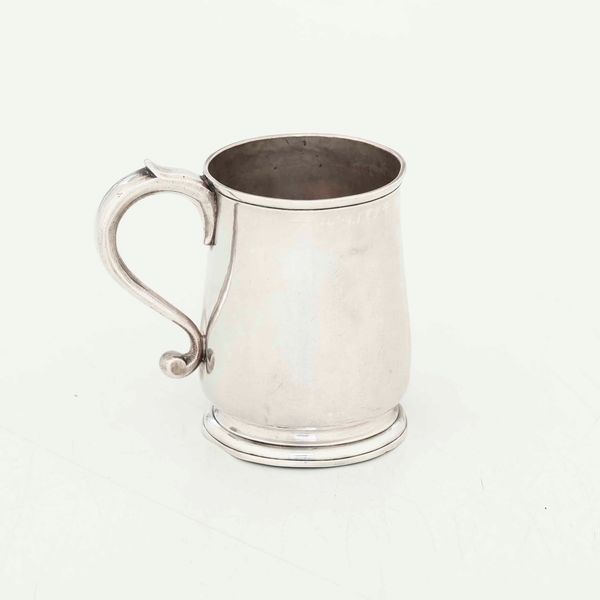 Mug. Argento fuso e sbalzato. Londra 1733. Argentiere FS entro cuore (non identificato)  - Asta Argenti - Associazione Nazionale - Case d'Asta italiane