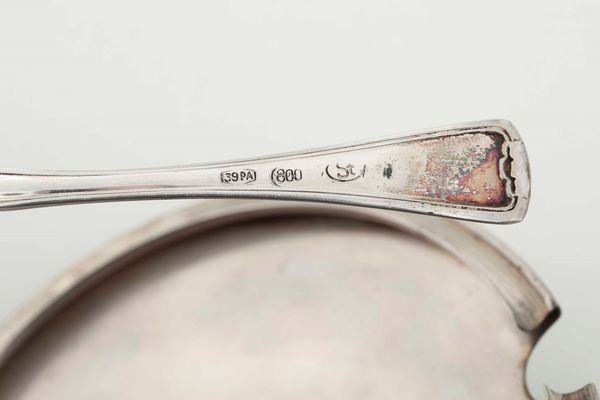 Set da tavola in argento composto da acetoliera, formaggiera e porta sale. Varie manifatture italiane del XX secolo  - Asta Argenti - Associazione Nazionale - Case d'Asta italiane