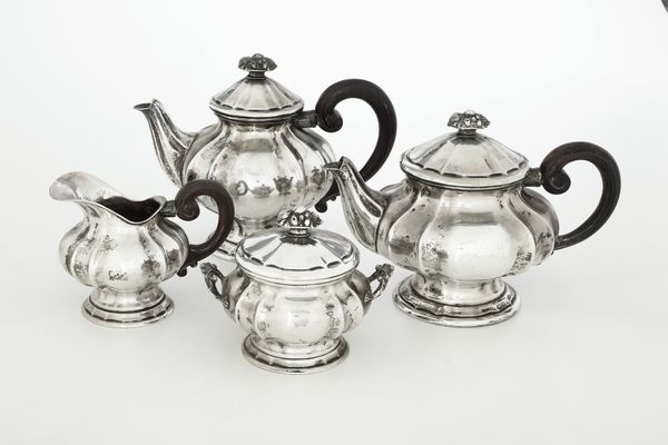 Servizio da tè e caffè. Argenteria milanese del XX secolo, marchio con fascio littorio in uso dal 1935 al 1945  - Asta Argenti - Associazione Nazionale - Case d'Asta italiane