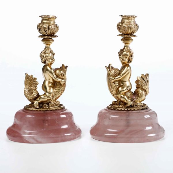 Coppia di candelieri in argento fuso, cesellato e dorato. Argenteria artistica milanese del XX secolo.  - Asta Argenti - Associazione Nazionale - Case d'Asta italiane