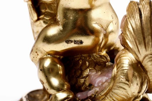 Coppia di candelieri in argento fuso, cesellato e dorato. Argenteria artistica milanese del XX secolo.  - Asta Argenti - Associazione Nazionale - Case d'Asta italiane