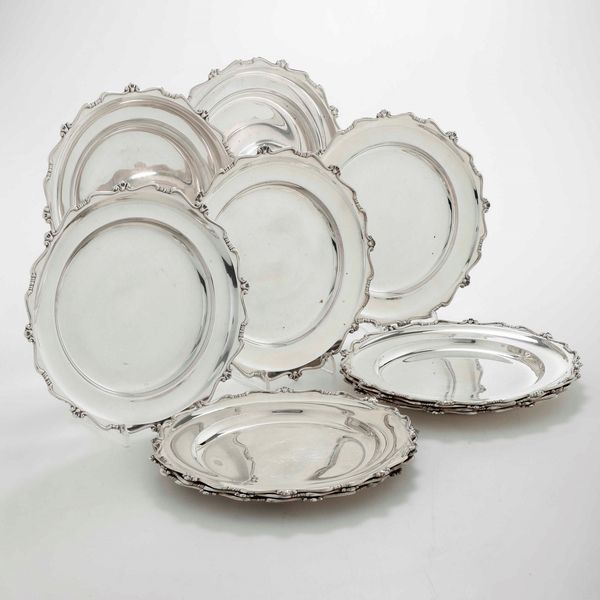 Dodici sottopiatti in argento fuso e cesellato. Argenteria italiana del XX secolo. Argentiere Castaudi & Gautero, Vercelli  - Asta Argenti - Associazione Nazionale - Case d'Asta italiane