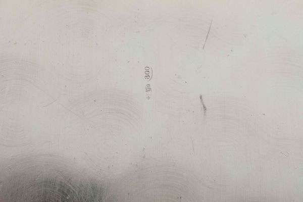 Dodici sottopiatti in argento fuso e cesellato. Argenteria italiana del XX secolo. Argentiere Castaudi & Gautero, Vercelli  - Asta Argenti - Associazione Nazionale - Case d'Asta italiane