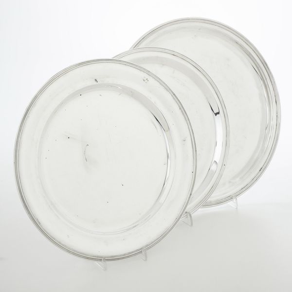 Tre piatti in argento. Argenteria italiana del XX secolo, argentiere I.M.A., Alessandria  - Asta Argenti - Associazione Nazionale - Case d'Asta italiane