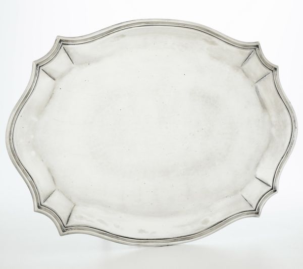 Vassoio sagomato. Argenteria fiorentina del XX secolo, argentiere Pampaloni  - Asta Argenti - Associazione Nazionale - Case d'Asta italiane
