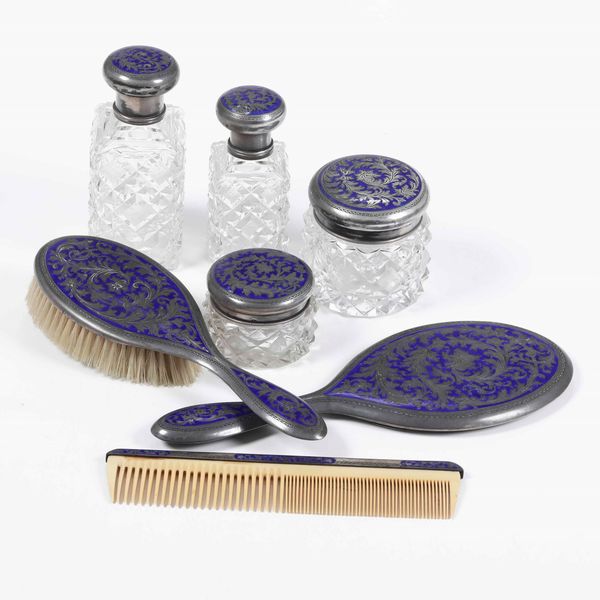 Set da toilette in argento e smalto blu. Manifattura italiana del XX secolo  - Asta Argenti - Associazione Nazionale - Case d'Asta italiane