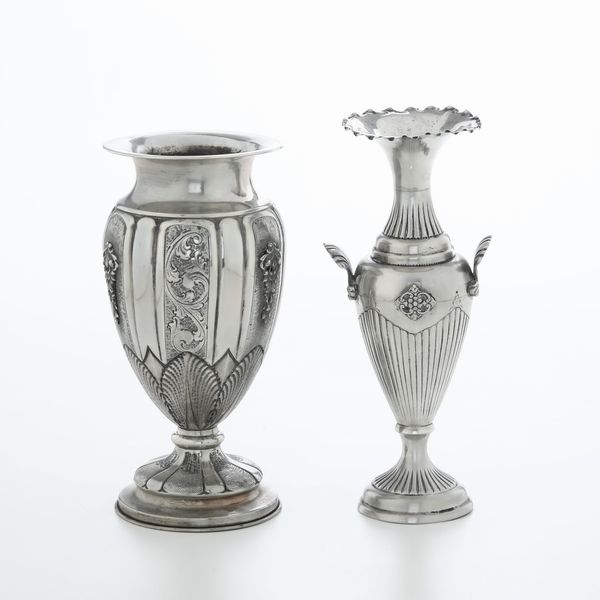 Due vasetti diversi. Argenteria italiana del XX secolo, argentieri differenti  - Asta Argenti - Associazione Nazionale - Case d'Asta italiane