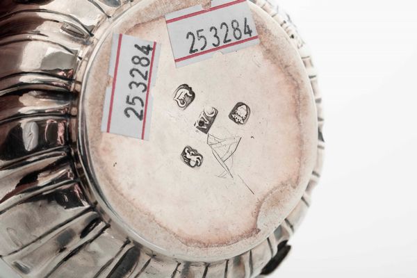 Tazza da porridge. Argento fuso, sbalzato e cesellato. Londra 1764, argentiere William Cripps  - Asta Argenti - Associazione Nazionale - Case d'Asta italiane