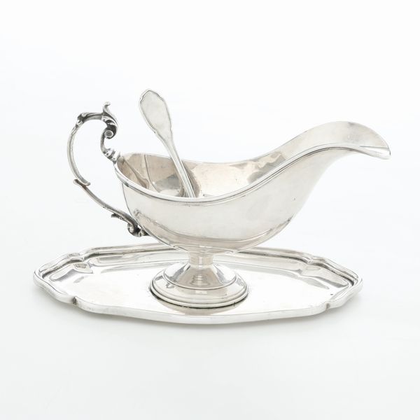 Salsiera con vassoio e cucchiaio. Argenteria veneta del XX secolo, argentiere Rino Greggio, Padova<BR>  - Asta Argenti - Associazione Nazionale - Case d'Asta italiane