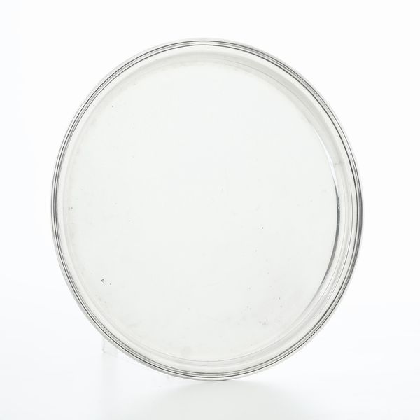 Grande piatto. Argenteria milanese del XX-XXI secolo. Argentiere Dabbene  - Asta Argenti - Associazione Nazionale - Case d'Asta italiane