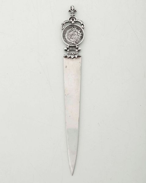 Tagliacarte. Argento fuso, traforato e cesellato. Marchio non identificato.  - Asta Argenti - Associazione Nazionale - Case d'Asta italiane