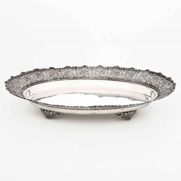 Piatto argento con bordo traforato. Argenteria italiana del XX secolo (apparentemente privo di punzonatura)  - Asta Argenti - Associazione Nazionale - Case d'Asta italiane