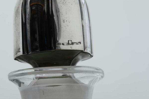 Bottiglia di cristallo con tappo in argento. Argenteria italiana del XX secolo. Argentiere Cesa, Alessandria  - Asta Argenti - Associazione Nazionale - Case d'Asta italiane