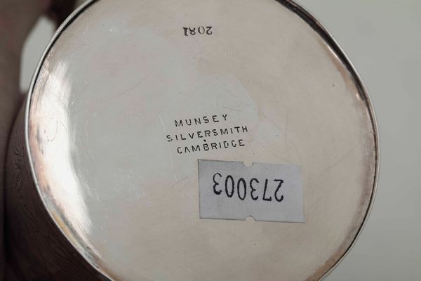 Mug. Argento fuso, sagomato e cesellato. Londra 1873. Argentiere Richards & Charles Brown - Edward Brown  - Asta Argenti - Associazione Nazionale - Case d'Asta italiane