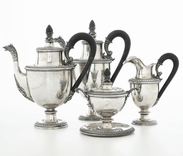 Servizio da tè e caffè. Argenteria italiana del XX secolo, marchio con fascio littorio in uso dal 1925 al 1945, marchio dell'argentiere consunto  - Asta Argenti - Associazione Nazionale - Case d'Asta italiane