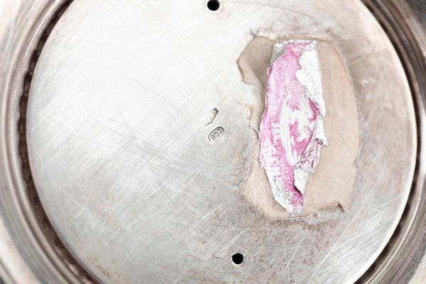 Coppia candelabri in argento. Argenteria artistica italiana del XX secolo. Bollo dell'argentiere consunto  - Asta Argenti - Associazione Nazionale - Case d'Asta italiane