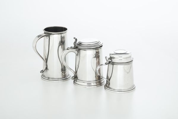 Tre tankard. Argenteria milanese del XX secolo, uno argentiere Miracoli e due Genazzi  - Asta Argenti - Associazione Nazionale - Case d'Asta italiane