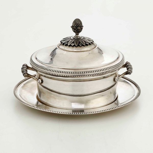 Zuppiera con vassoio in argento. Argenteria italiana della prima metà del XX secolo. Bollo dell'argentiere consunto e di difficile lettura  - Asta Argenti - Associazione Nazionale - Case d'Asta italiane