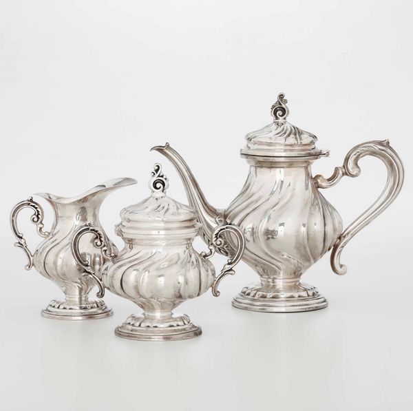 Servizio da caffè in argento. Argenteria italiana del XX secolo. Bolli dell'argentiere consunti e di difficile lettura  - Asta Argenti - Associazione Nazionale - Case d'Asta italiane