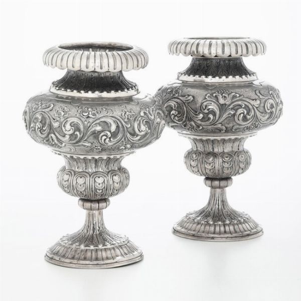 ﻿﻿﻿﻿Coppia di vasi. Argenteria italiana della prima metà del XX secolo  - Asta Argenti - Associazione Nazionale - Case d'Asta italiane