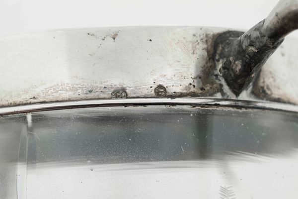 Vaso liberty in argento e vetro inciso con motivi floreali. Argenteria italiana o tedesca della prima metà del XX secolo  - Asta Argenti - Associazione Nazionale - Case d'Asta italiane