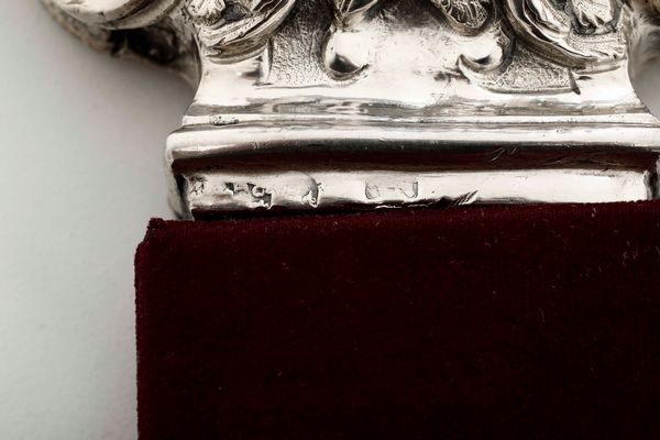 Due finali di croce in argento sbalzato con cherubini. Argenteria barocca italiana del XVIII secolo (Napoli?) Bolli consunti di difficile lettura  - Asta Argenti - Associazione Nazionale - Case d'Asta italiane