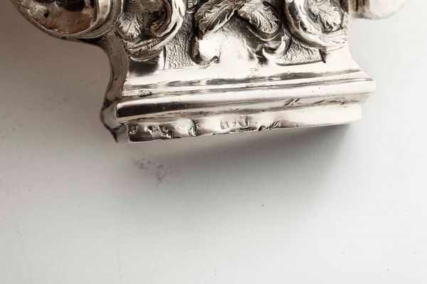 Due finali di croce in argento sbalzato con cherubini. Argenteria barocca italiana del XVIII secolo (Napoli?) Bolli consunti di difficile lettura  - Asta Argenti - Associazione Nazionale - Case d'Asta italiane