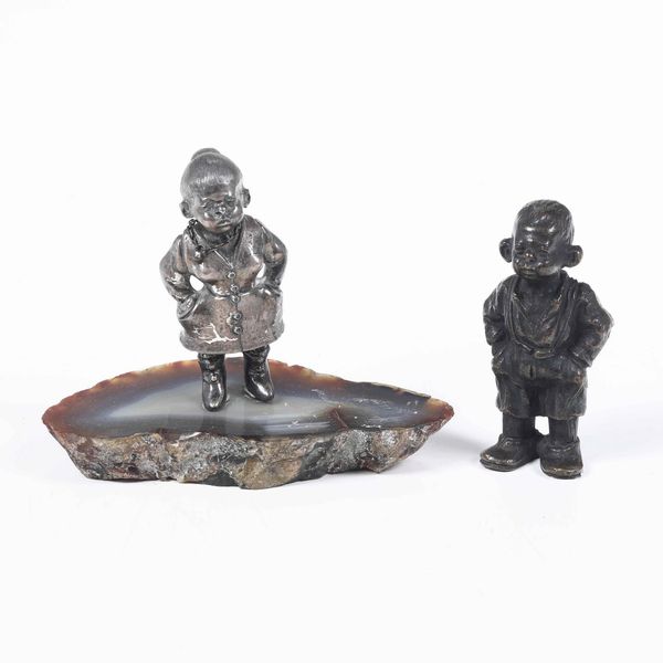 Due figure caricaturali di cui una in argento con base in pietra dura. Argenteria milanese del XX secolo. Argentiere Eredi Mazzetti  - Asta Argenti - Associazione Nazionale - Case d'Asta italiane