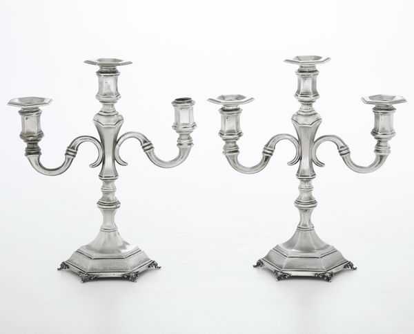 Coppia di candelabri. Argenteria italiana del XX secolo, argentiere F.lli Passera, Vercelli  - Asta Argenti - Associazione Nazionale - Case d'Asta italiane