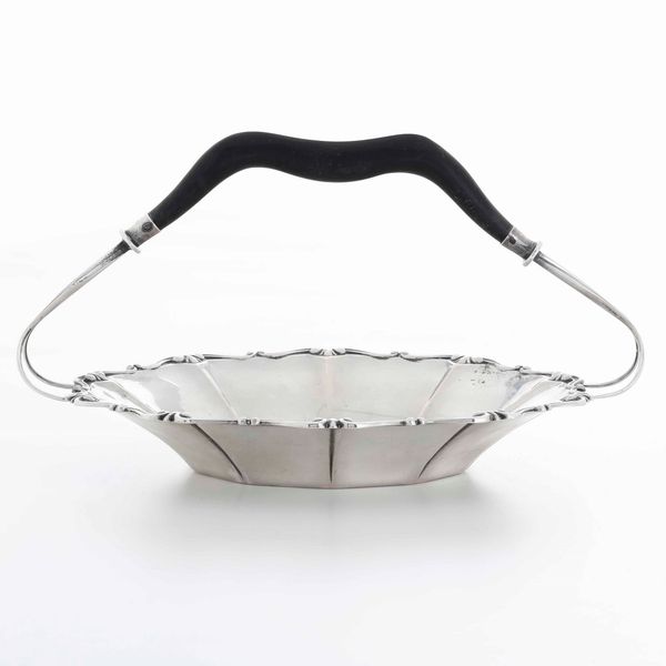 Cestino. Argento fuso e sagomato, manico ad arco in legno ebanizzato. Argenteria artistica italiana del XX secolo  - Asta Argenti - Associazione Nazionale - Case d'Asta italiane