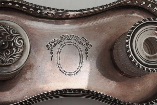 Calamaio. Argento fuso, traforato e vetro molato. Londra 1892. Argentiere Rupert Favell (non identificato)  - Asta Argenti - Associazione Nazionale - Case d'Asta italiane