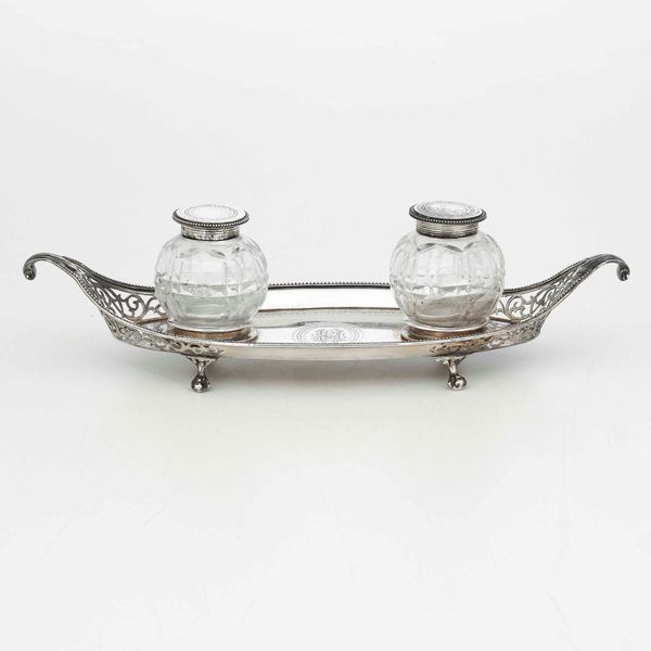 Calamaio. Argento fuso e traforato. Boccette globulari in vetro molato. Londra 1826. Argentiere Robert Hannel I  - Asta Argenti - Associazione Nazionale - Case d'Asta italiane