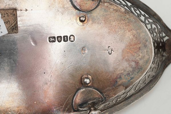 Calamaio. Argento fuso e traforato. Boccette globulari in vetro molato. Londra 1826. Argentiere Robert Hannel I  - Asta Argenti - Associazione Nazionale - Case d'Asta italiane