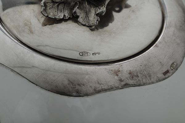 Piatto, centrotavola con piedini e bottiglia con tappo in argento. Argenteria italiana del XX secolo  - Asta Argenti - Associazione Nazionale - Case d'Asta italiane