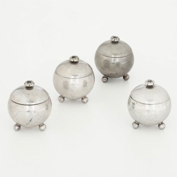 Quattro saliere. Argenteria milanese della prima metà del XX secolo. Marchio con fascio littorio in uso dal 1935 al 1945 e dell'argentiere Alignani  - Asta Argenti - Associazione Nazionale - Case d'Asta italiane