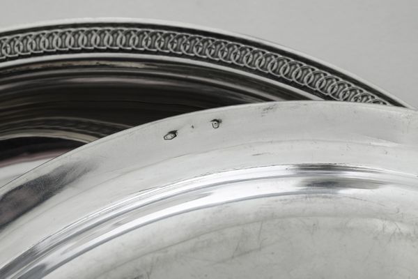 Undici piatti argento e una fiaschetta. Argenteria italiana del XX secolo  - Asta Argenti - Associazione Nazionale - Case d'Asta italiane