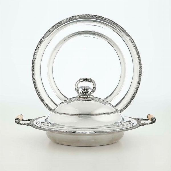 Legumiera in argento fuso, sbalzato e cesellato. Argenteria italiana del XX secolo. Argentiere Ricci & C., Alessandria  - Asta Argenti - Associazione Nazionale - Case d'Asta italiane